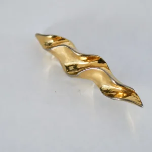 Broche torsadée dorée